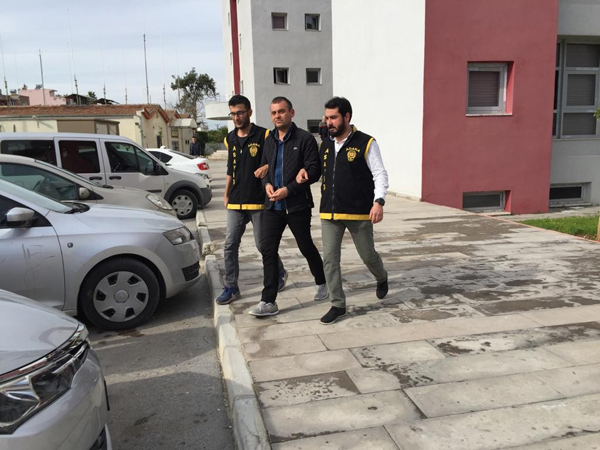 Kadının cep telefonunu böyle çaldı