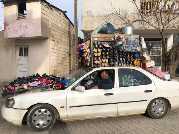 Aracını züccaciye dükkanına çevirdi