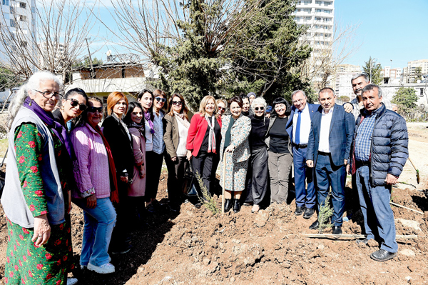 Başkan Akay ve kadınlar fidan dikti
