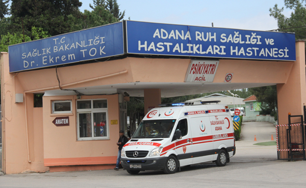 Şizofren kadın, bir hastanın gözlerini çıkardı