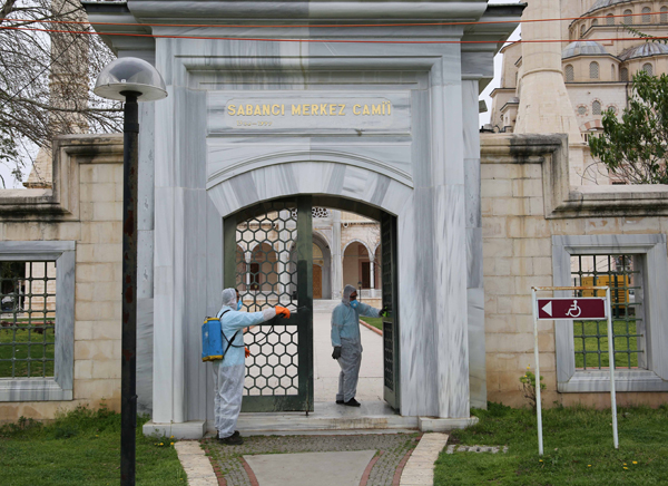 Merkez Camisi korona virüse karşı ilaçlandı