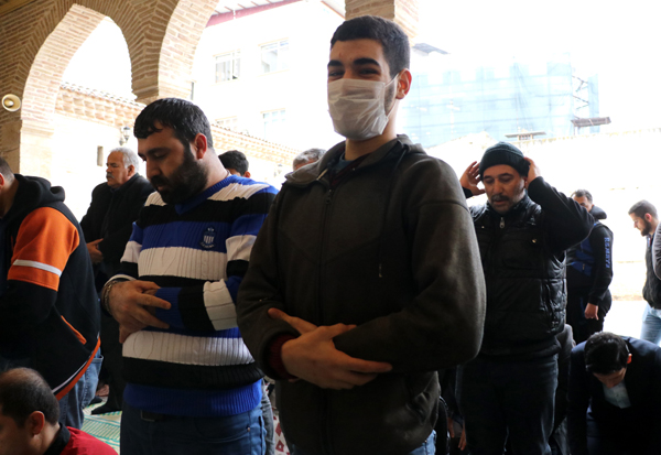 Korona virüse aldırmayan cemaat camilere akın etti