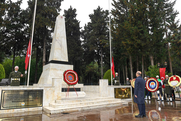 Şehitler saygıyla anıldı