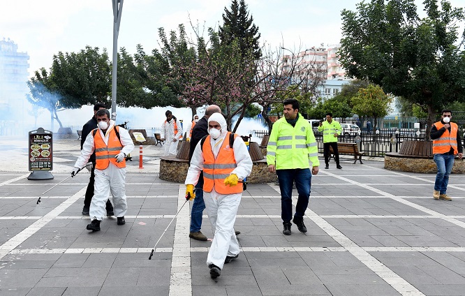 Seyhan, sokakları dezenfekte ediyor