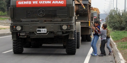 Askerlerden selam duran çocuklara meyve suyu