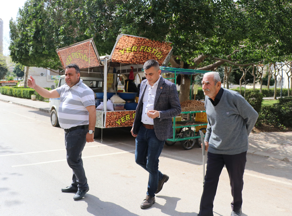 Eve gitmemek için bastonuyla direndi