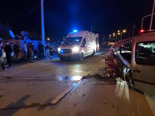 Hafif ticari araçla otomobil çarpıştı 1 ölü 4 yaralı