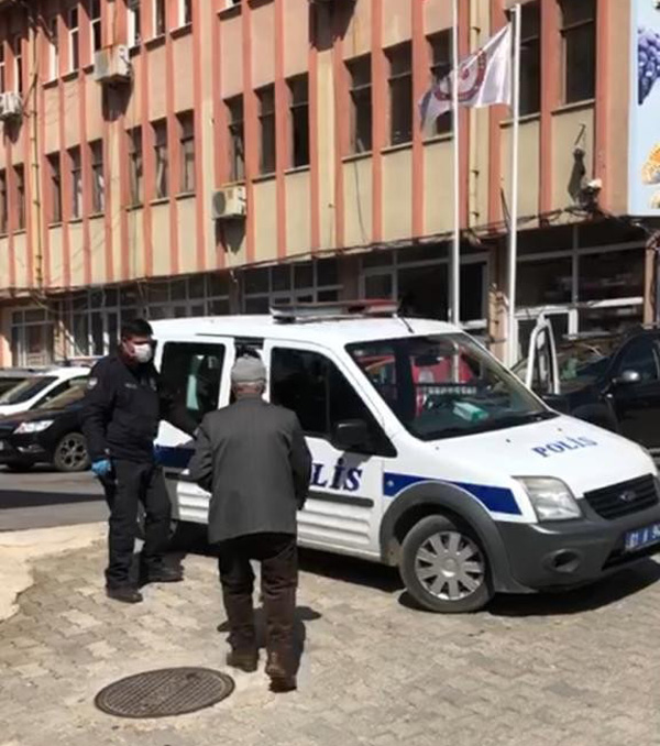 Polis önce anonsla uyardı sonra yaşlıları tek tek topladı