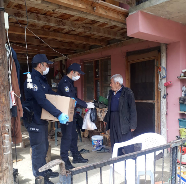 Yaşlı vatandaşların imdadına polis yetişti