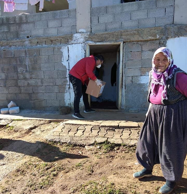 Yaşlıların yüzünü kaymakam güldürdü