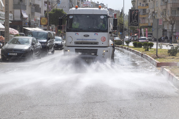 Cadde ve bulvarlar korona virüse karşı yıkandı