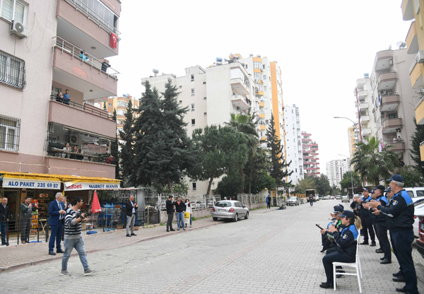 Zabıtadan evden çıkamayanlara müzikli moral