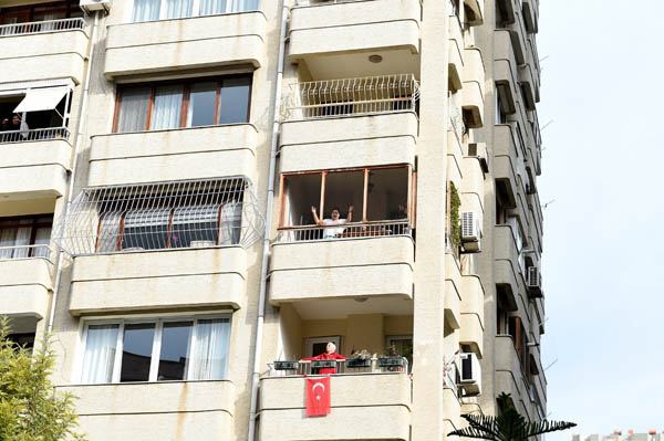 Eğitmenler sokakta, halk evinde sporda