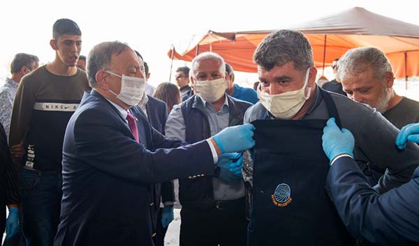 Seyhan önlük üretti, esnafa dağıttı”