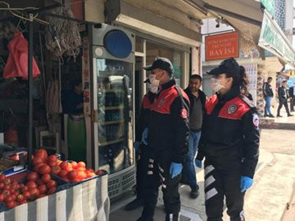 Adana polisi hem uyarıyor hem yardım ediyor
