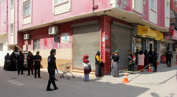 Korona virüs yardımında sosyal mesafe uyarısı