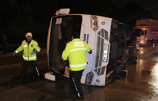 İşçi servisi ile otomobil çarpıştı: 1 ölü, 6 yaralı