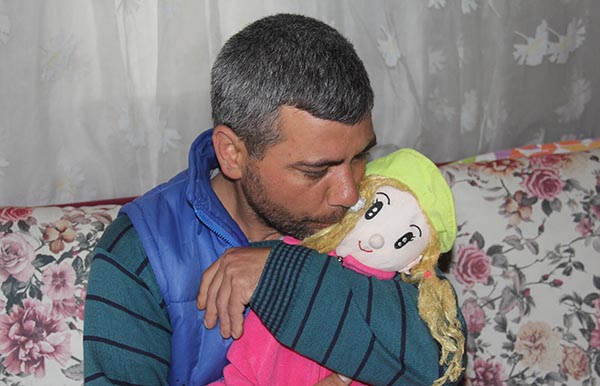 Kızı kaçırılan baba, oyuncak bebeğe sarılarak avunuyor