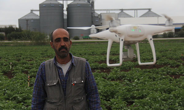 Drone gören tarım işçileri şaşkına döndü