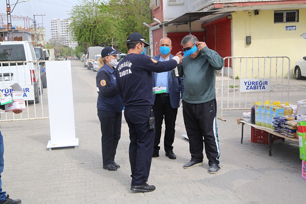 Yüreğir Belediyesi pazarlarda maske dağıttı
