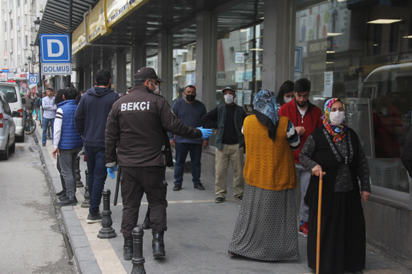 Polislerin sosyal mesafeye imtihanı