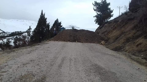 Köylüler yolu kapatıp korona virüs önlemi aldı