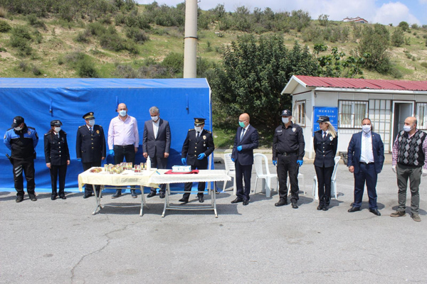 Polis noktasında pastalı kutlama