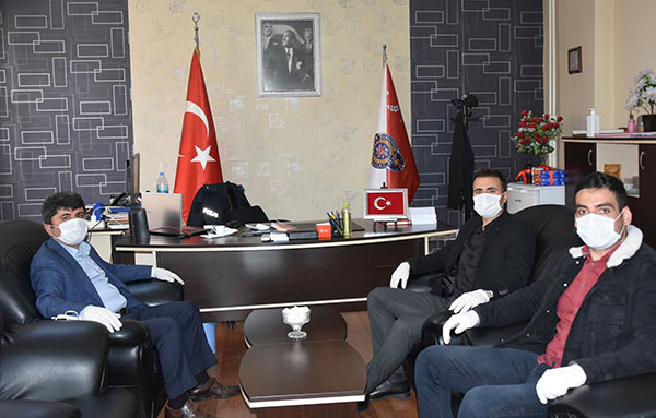 Başkan Ergü’den polislere dezenfekte ve maskeli kutlama