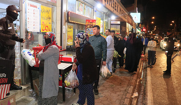Sokağa çıkma yasağını duyanlar marketlere akın etti