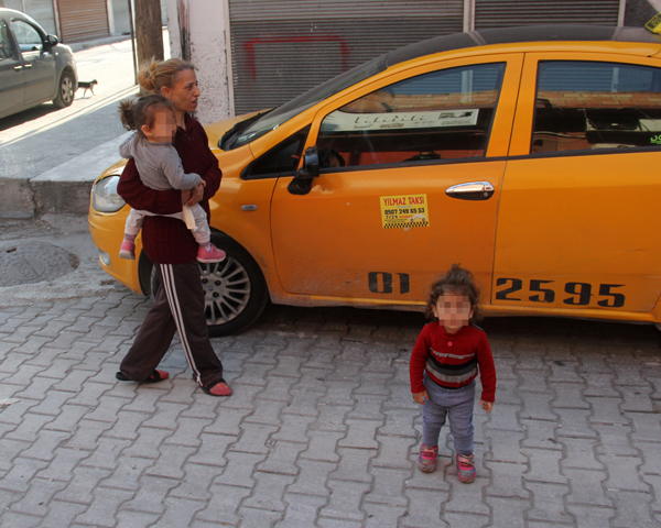 İkiz bebekleriyle sokağa atıldı