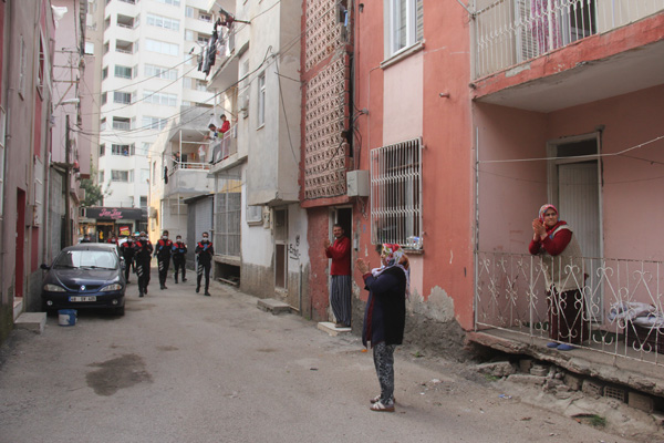 Polisin sosyal mesafe uyarısına vatandaştan alkış