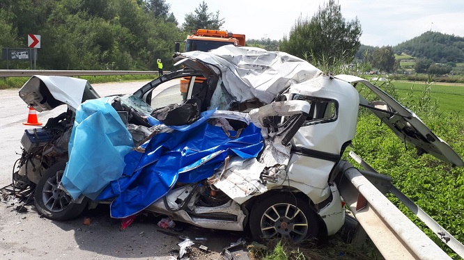 Baba ile oğlu trafik kazasında hayatını kaybetti