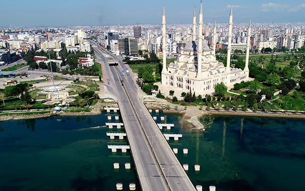 Adana’nın cadde ve sokakları bomboş kaldı