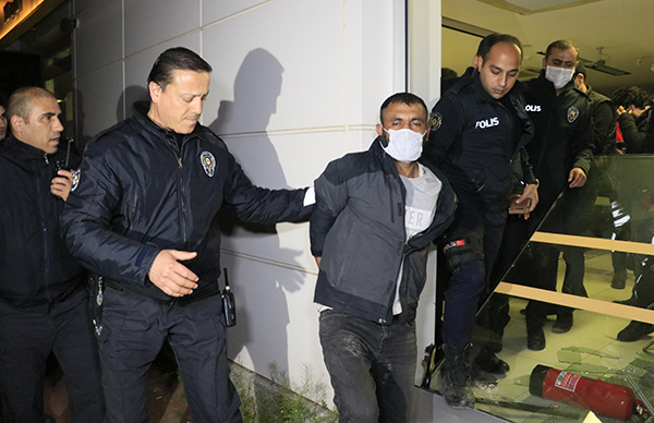 Bankaya giren hırsız, gazetecilere