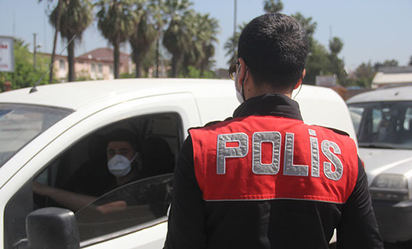 Polis Korona virüs uygulaması yapıp maske dağıttı