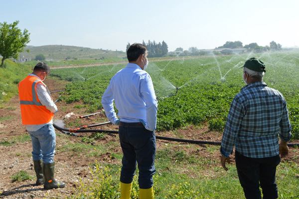 Evinden çıkamayan çiftçinin tarlasını DSİ suladı