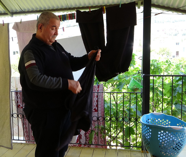 40 yıllık eşine bebek gibi bakıyor