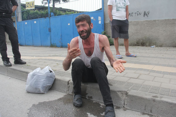 Yardım alamadı, kendini yakmaya kalktı