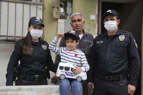 Polislerden küçük Eymen'e sürpriz