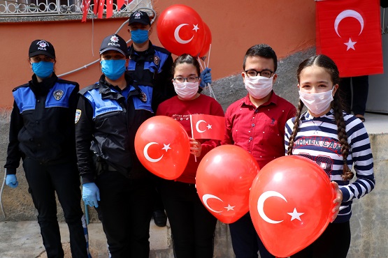Üçüz şehit çocuklarına polislerden 23 Nisan jesti