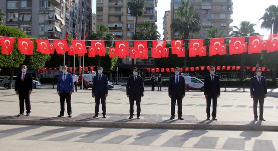 Sosyal mesafeli maskeli çelenk töreni