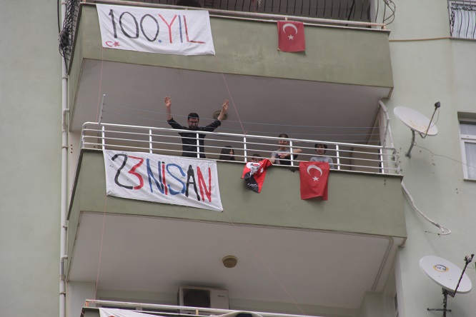 Bayramı balkonda kutladılar