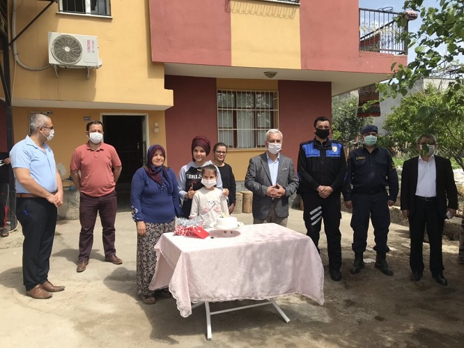 Karadurak'tan 23 Nisan doğumlu öğrencilere pastalı kutlama