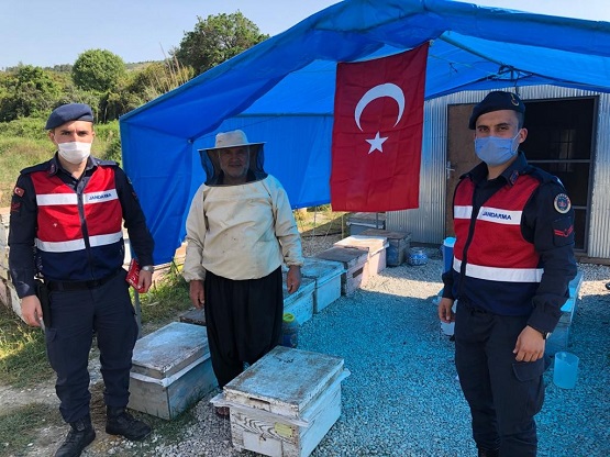 Vefa Sosyal Destek Grubu Türk bayrağı dağıtıyor