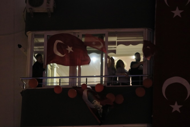 Adana’da balkonlarda 23 Nisan coşkusu