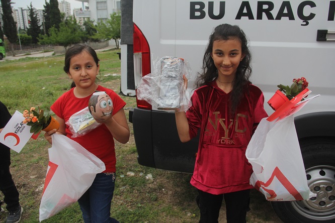 Kızılay'dan 100 çocuğa çiçek ve oyuncak