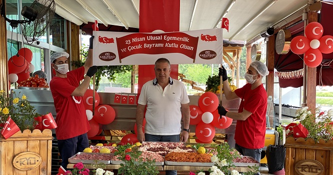 Sokağa çıkamayan çocuklar için balon uçurdu