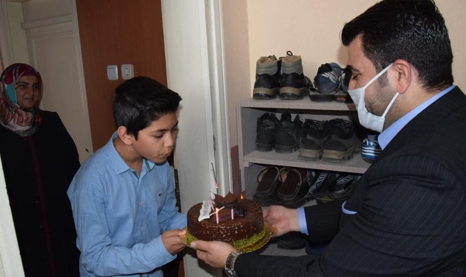 Bünül’den 7 sınıf öğrencisine sürpriz doğum günü