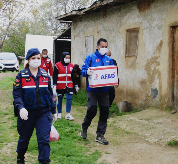 Jandarma AFAD el ele yaşlıların hizmetinde