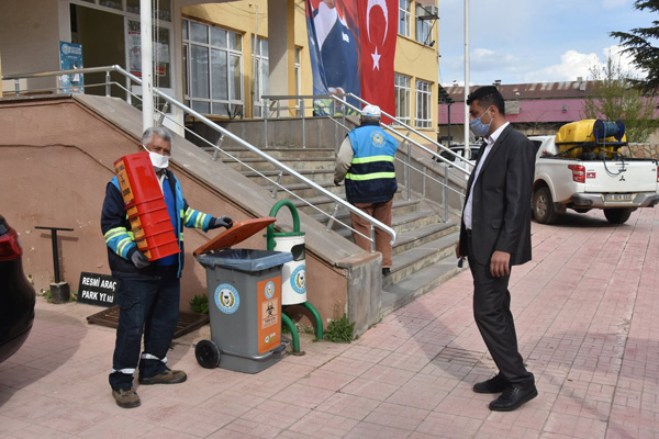 Tufanbeyli'de maske ve eldiven için atık kutusu